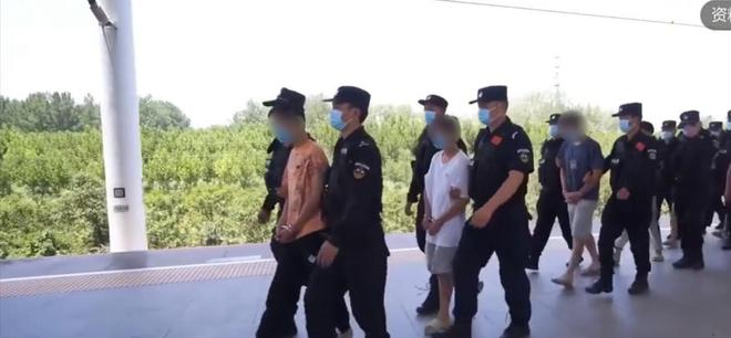 嫌疑人当场翻供抖腿瞪眼态度嚣张引众怒不朽情缘正规网站山东入室抢婴案开庭(图8)