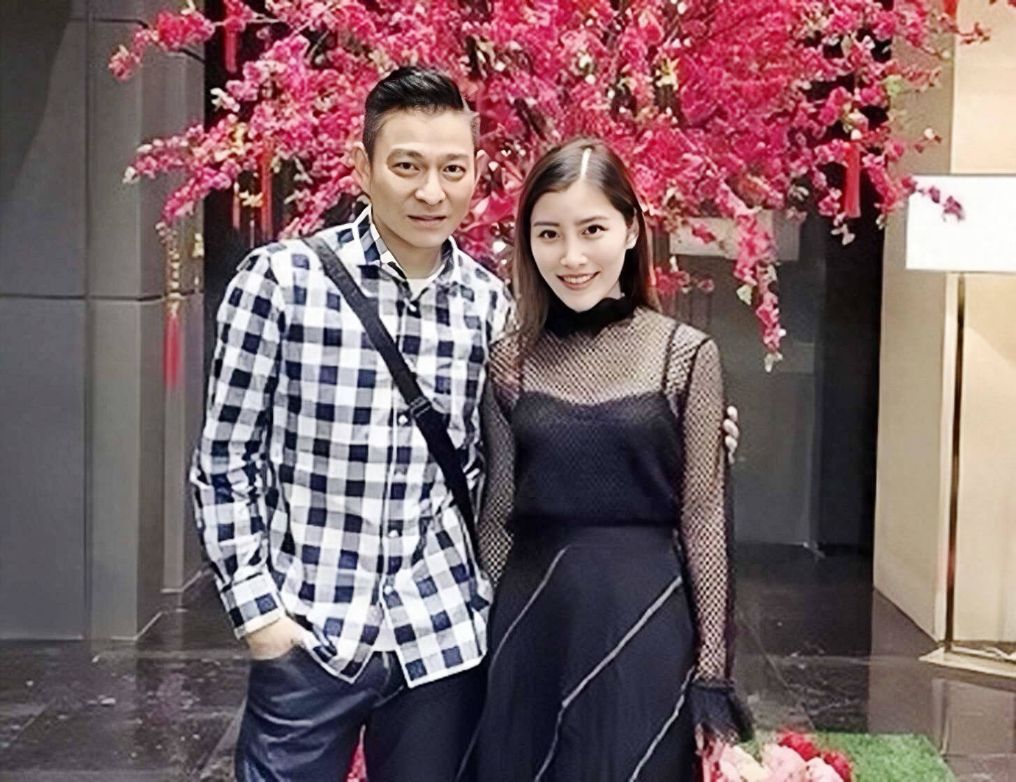 己挣飞机游艇拼30亿包389个衣品出众不朽情缘游戏入口刘德华小姨子怀三胎靠自(图16)